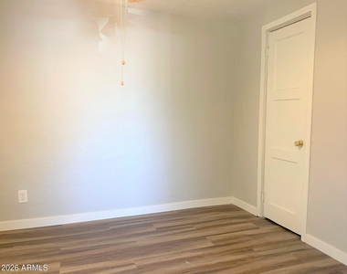 1125 E Devonshire Avenue - Photo Thumbnail 7