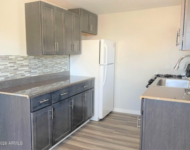 1125 E Devonshire Avenue - Photo Thumbnail 4