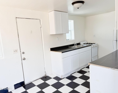 1125 E Devonshire Avenue - Photo Thumbnail 3