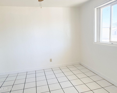 1125 E Devonshire Avenue - Photo Thumbnail 5