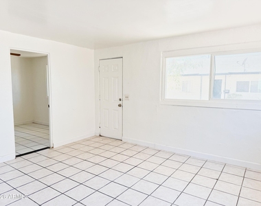 1125 E Devonshire Avenue - Photo Thumbnail 2