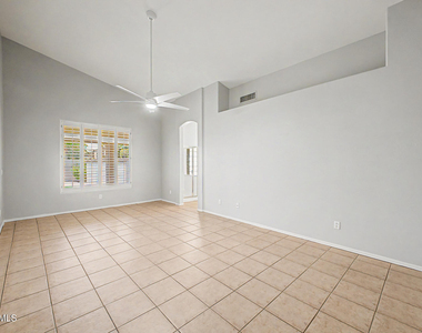 13778 W Vernon Avenue - Photo Thumbnail 11