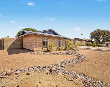 5403 S Heather Drive - Photo Thumbnail 1