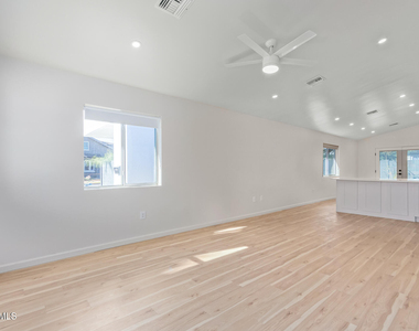 1402 E Pierce Street - Photo Thumbnail 4