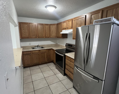 2421 Nw 8th Place - Photo Thumbnail 10