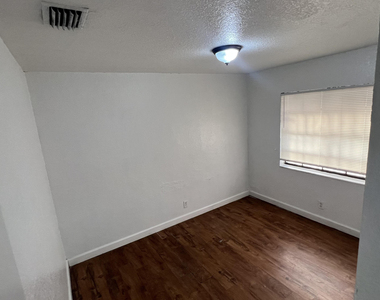 2421 Nw 8th Place - Photo Thumbnail 16