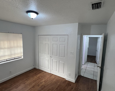 2421 Nw 8th Place - Photo Thumbnail 17