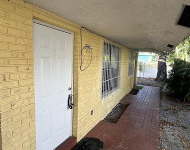 2421 Nw 8th Place - Photo Thumbnail 2