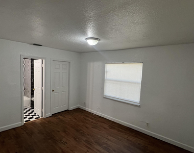 2421 Nw 8th Place - Photo Thumbnail 5
