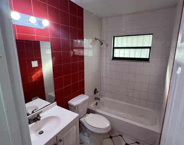 2421 Nw 8th Place - Photo Thumbnail 14