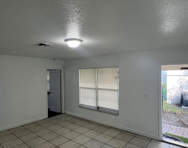 2421 Nw 8th Place - Photo Thumbnail 4