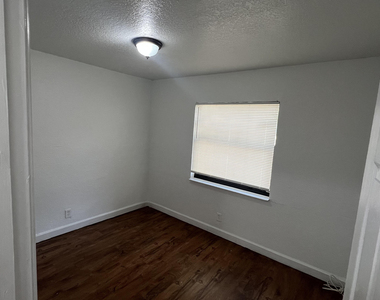2421 Nw 8th Place - Photo Thumbnail 12