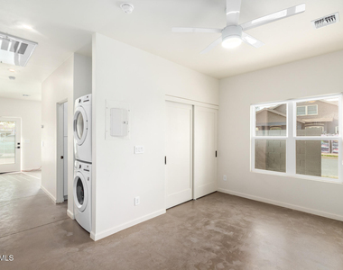 1402 E Pierce Street - Photo Thumbnail 2
