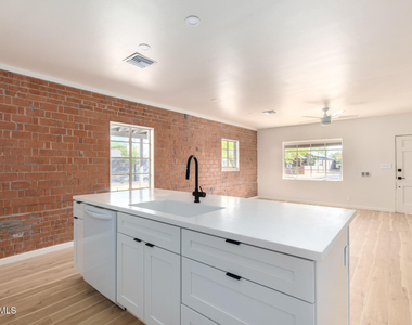 1332 E Diamond Street - Photo Thumbnail 7