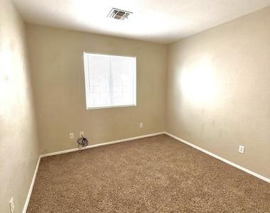 1622 S 229th Avenue - Photo Thumbnail 5