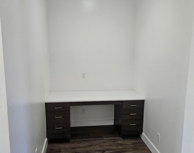 7981 E Wilshire Drive - Photo Thumbnail 6