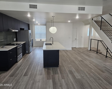 232 S Roosevelt Street - Photo Thumbnail 4
