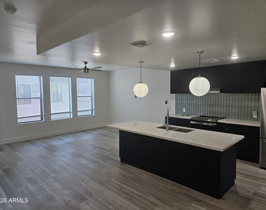 232 S Roosevelt Street - Photo Thumbnail 2