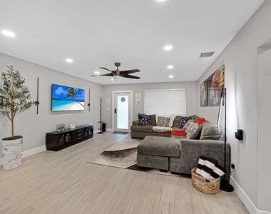 2817 Ne 9th Avenue - Photo Thumbnail 4