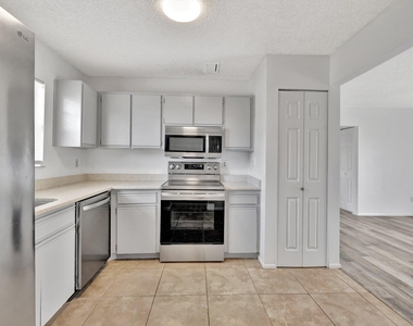 2502 Se Caladium Court - Photo Thumbnail 5