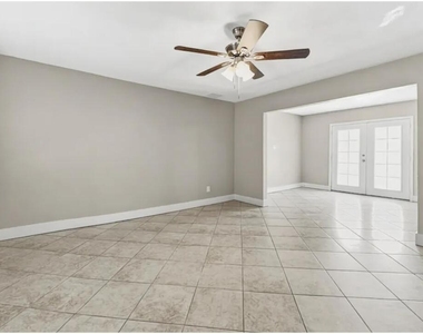 7005 N 76th Drive - Photo Thumbnail 3
