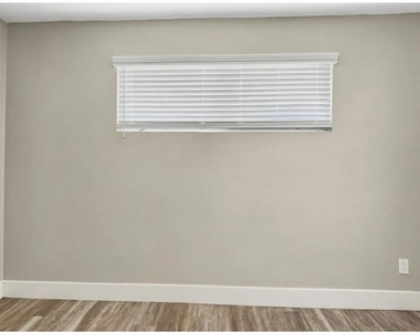 7005 N 76th Drive - Photo Thumbnail 8