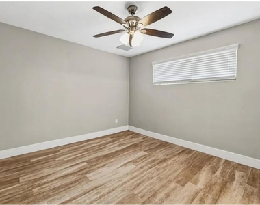 7005 N 76th Drive - Photo Thumbnail 9