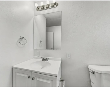 7005 N 76th Drive - Photo Thumbnail 16