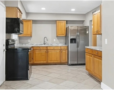 7005 N 76th Drive - Photo Thumbnail 7