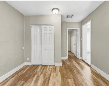 7005 N 76th Drive - Photo Thumbnail 11