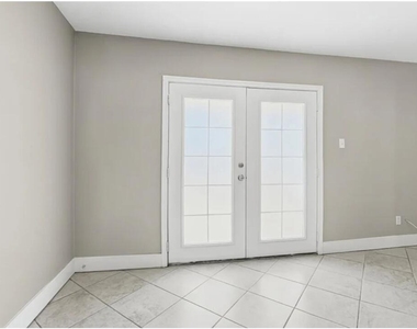 7005 N 76th Drive - Photo Thumbnail 5