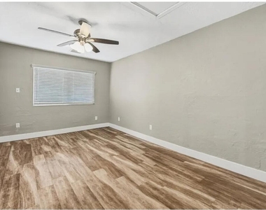 7005 N 76th Drive - Photo Thumbnail 10