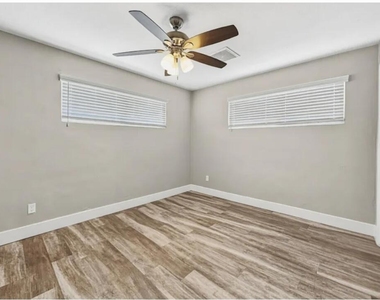 7005 N 76th Drive - Photo Thumbnail 12