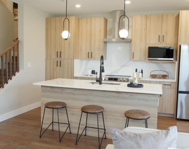 840 W Pecos Road - Photo Thumbnail 3