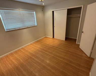 713 Se 18th Street - Photo Thumbnail 2