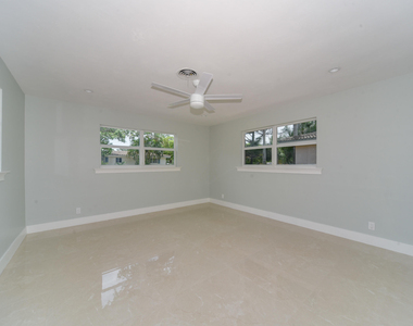 709 W Royal Palm Road - Photo Thumbnail 12