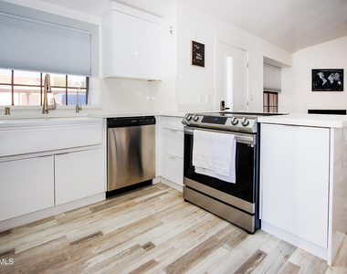 5704 E Aire Libre Avenue - Photo Thumbnail 8