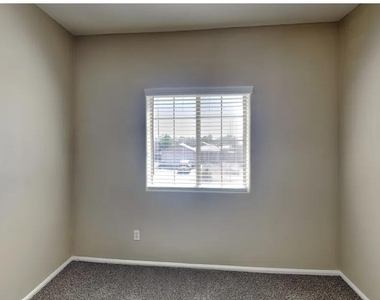 1640 S 171st Drive - Photo Thumbnail 7