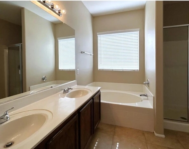 1640 S 171st Drive - Photo Thumbnail 11