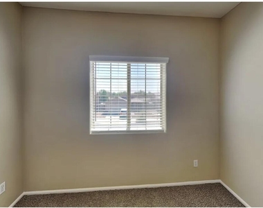 1640 S 171st Drive - Photo Thumbnail 8