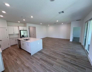 6560 Se Park Trace Drive - Photo Thumbnail 6