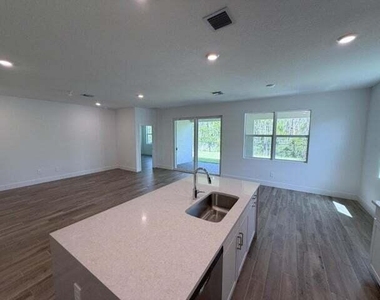 6560 Se Park Trace Drive - Photo Thumbnail 5