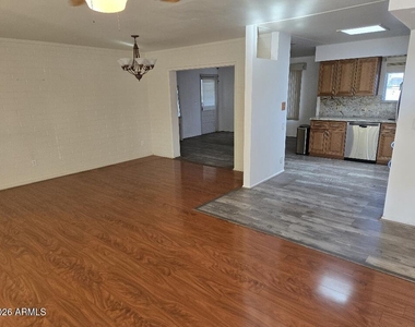 11224 N 105th Avenue - Photo Thumbnail 9