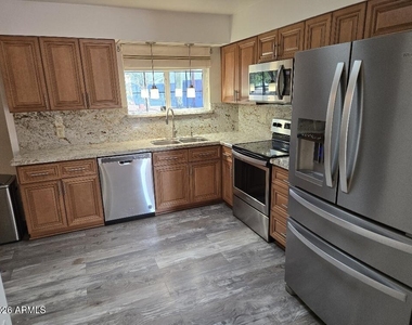 11224 N 105th Avenue - Photo Thumbnail 10