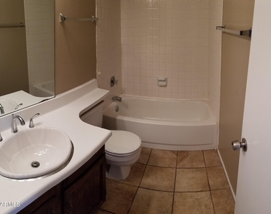 1626 W Beaubien Drive - Photo Thumbnail 22