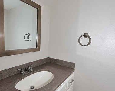 812 E Eugie Avenue - Photo Thumbnail 14