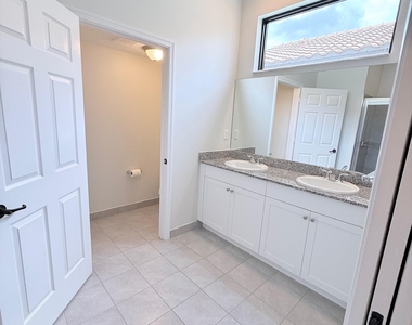 5489 Soria Avenue - Photo Thumbnail 15