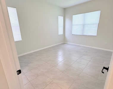 5489 Soria Avenue - Photo Thumbnail 12