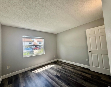 726 Sw 81st Avenue - Photo Thumbnail 6