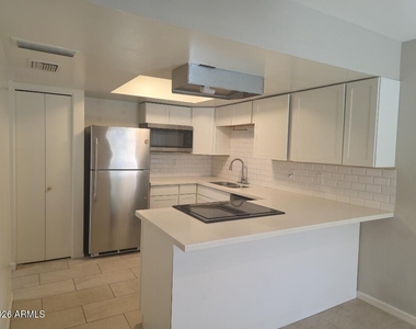 6540 N 7th Avenue - Photo Thumbnail 5